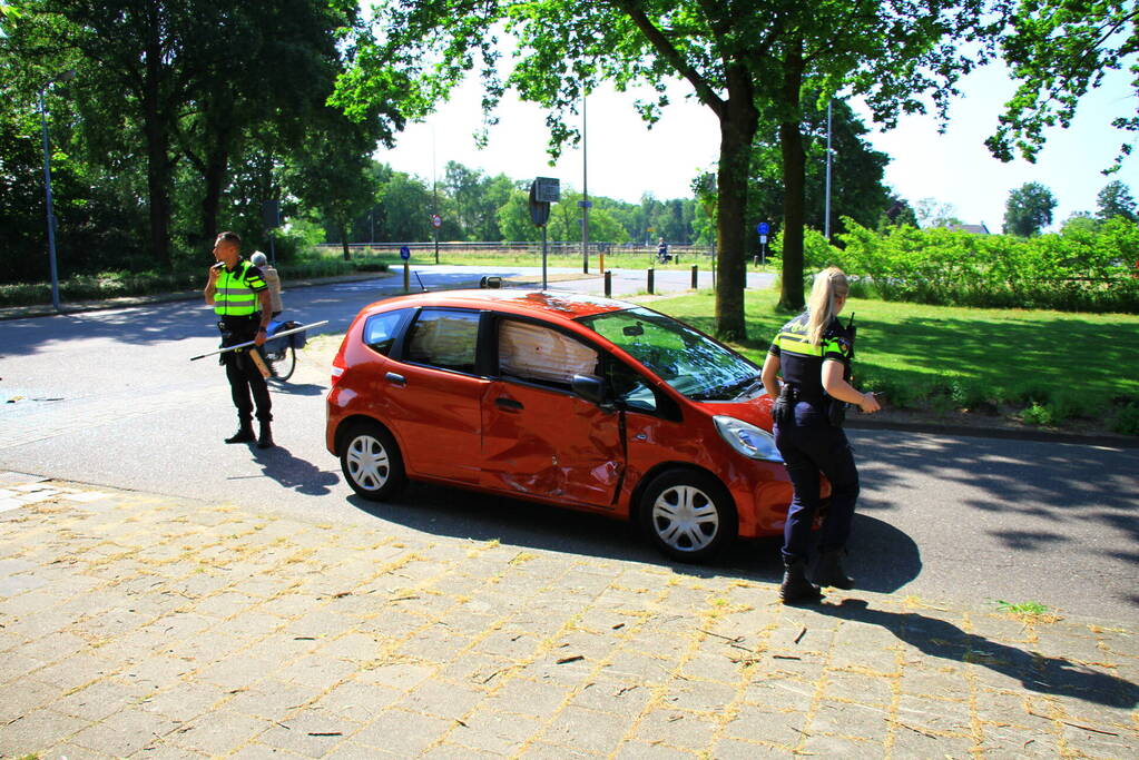 Auto knalt in portier van medeweggebruiker