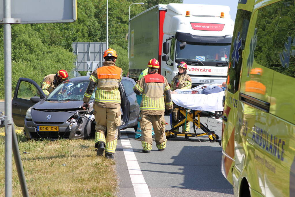 Frontale botsing tussen vrachtwagen en personenauto