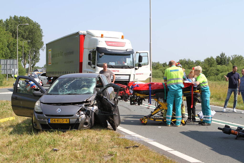 Frontale botsing tussen vrachtwagen en personenauto