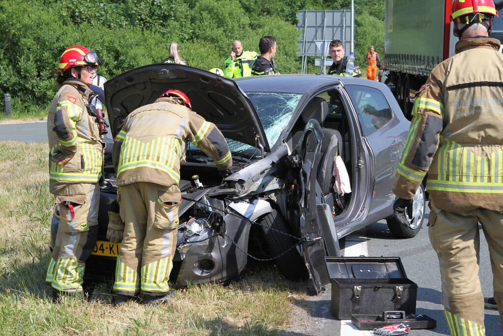 Frontale botsing tussen vrachtwagen en personenauto