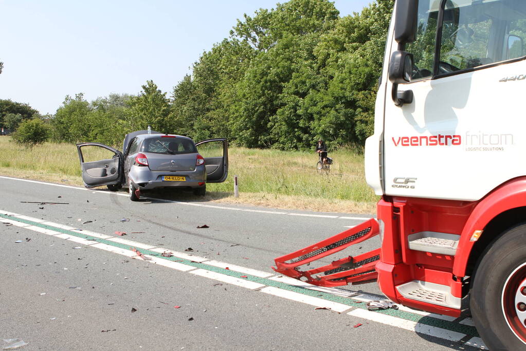 Frontale botsing tussen vrachtwagen en personenauto