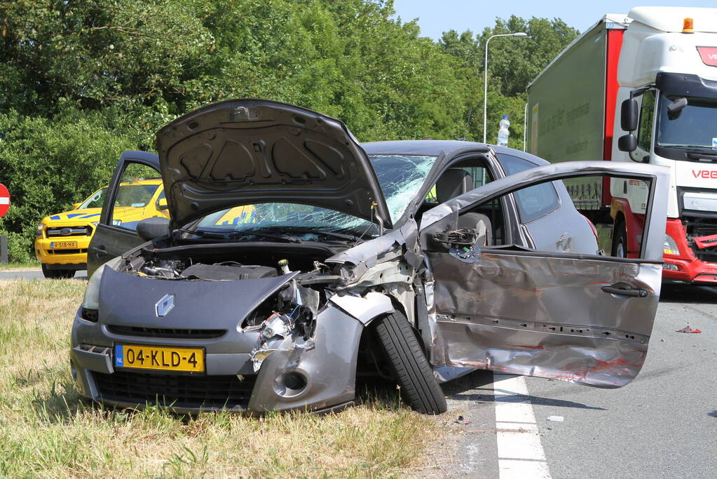 Frontale botsing tussen vrachtwagen en personenauto