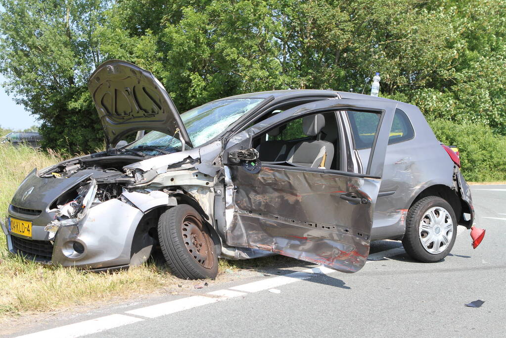 Frontale botsing tussen vrachtwagen en personenauto