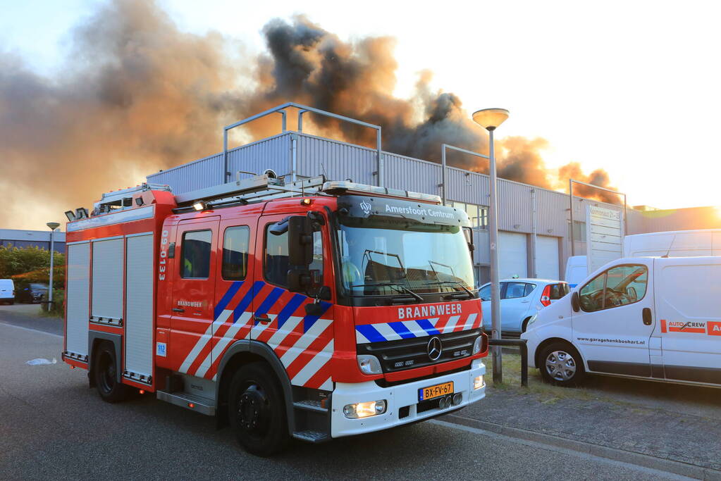 Uitslaande brand in bedrijfsloods