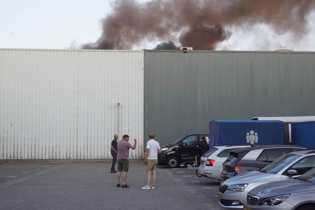 Uitslaande brand in bedrijfsloods