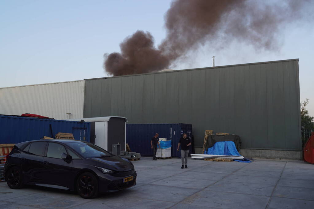 Uitslaande brand in bedrijfsloods