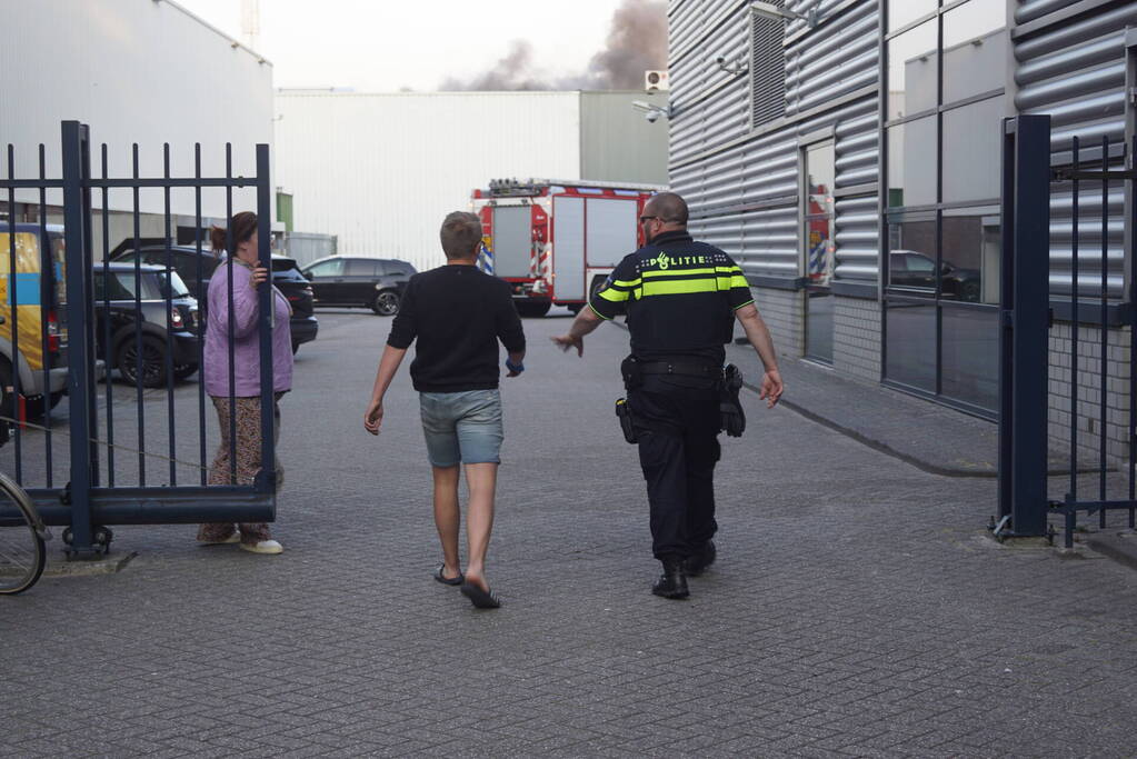 Uitslaande brand in bedrijfsloods