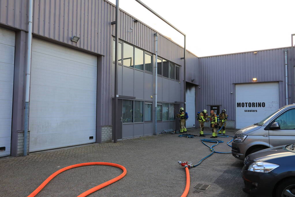 Uitslaande brand in bedrijfsloods