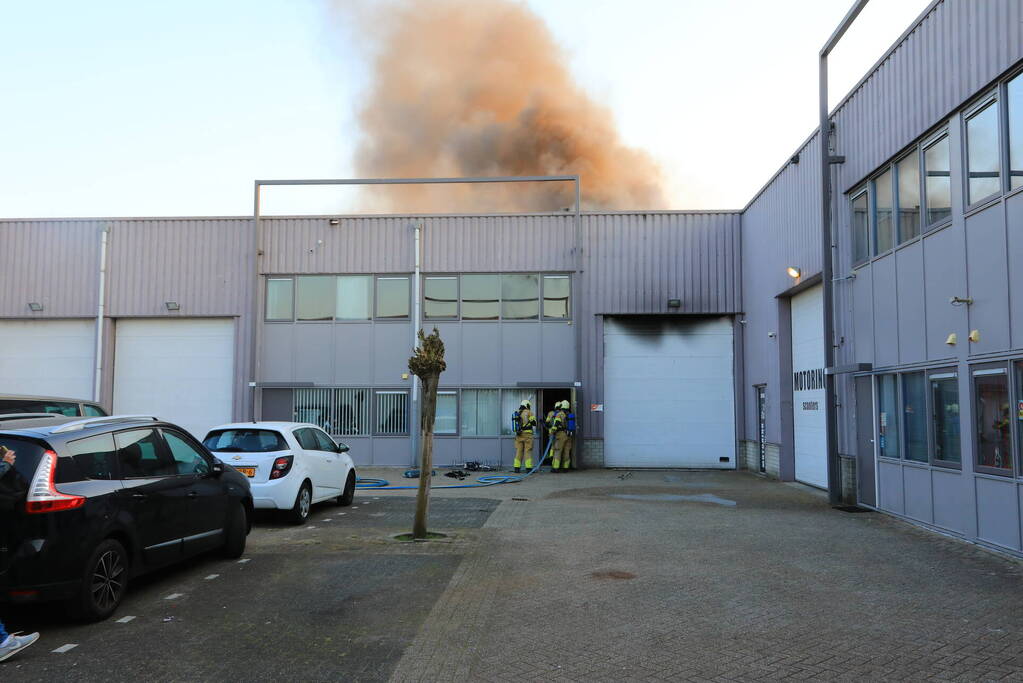 Uitslaande brand in bedrijfsloods