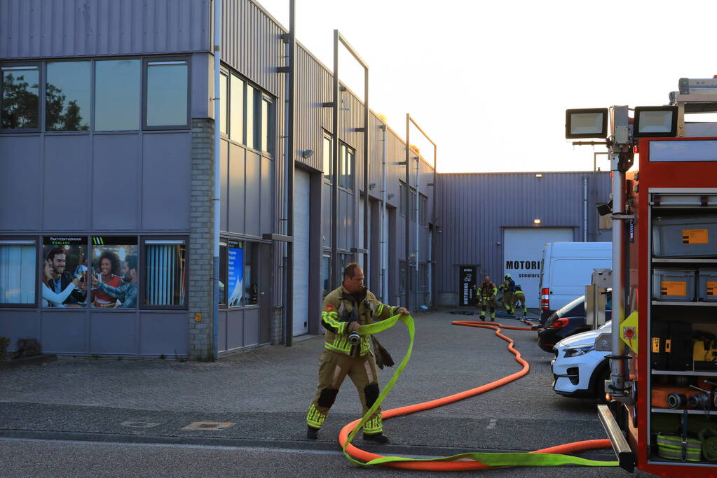 Uitslaande brand in bedrijfsloods