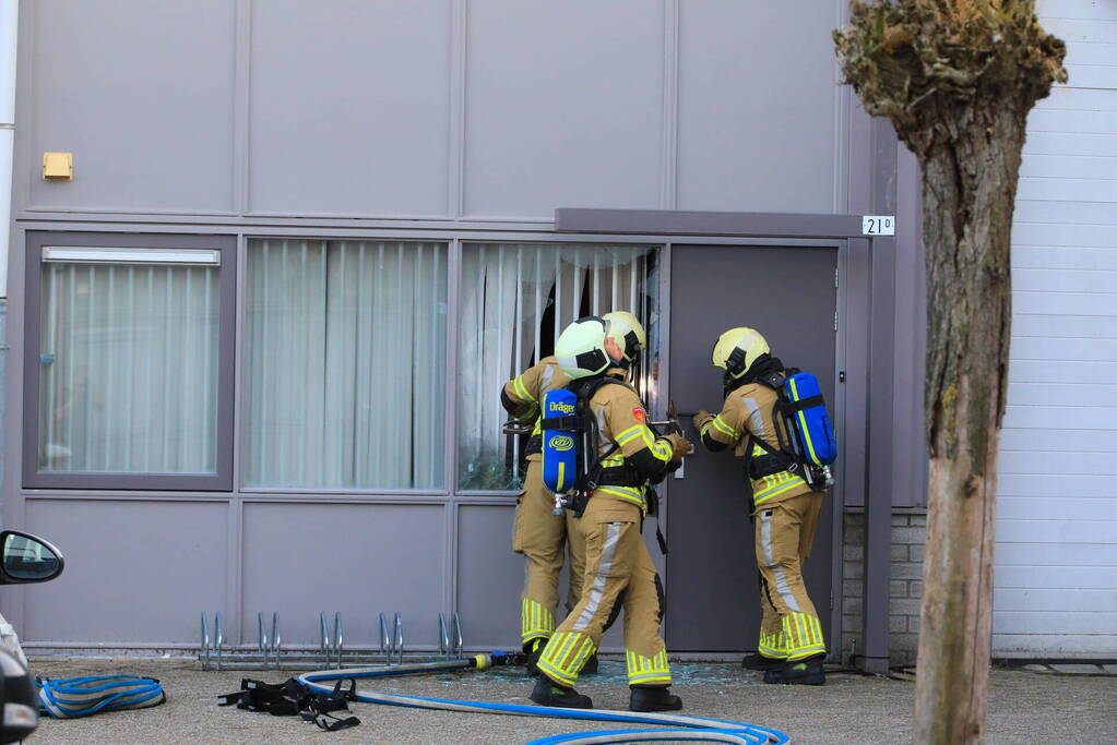 Uitslaande brand in bedrijfsloods