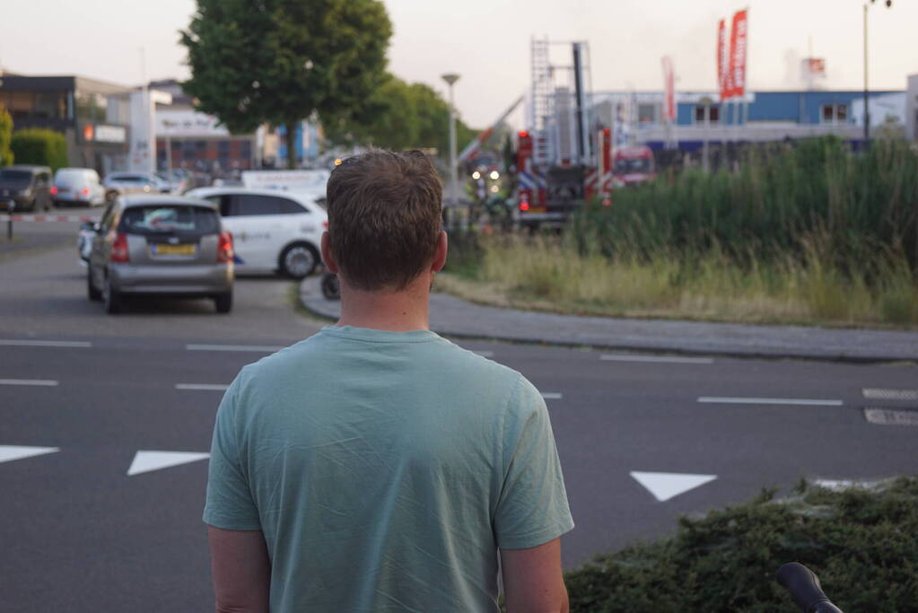 Uitslaande brand in bedrijfsloods