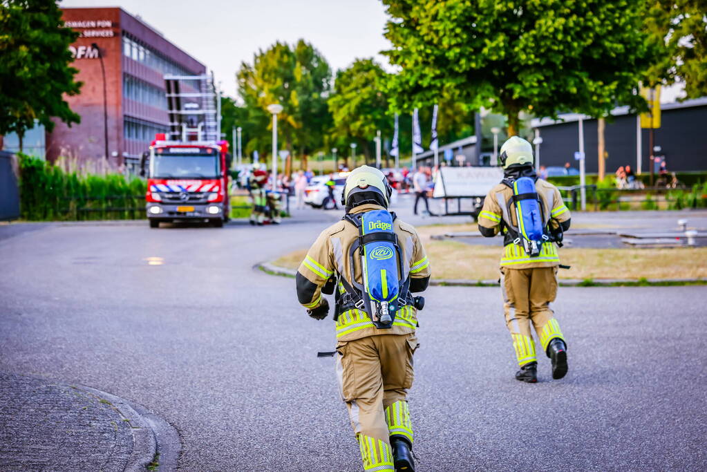 Uitslaande brand in bedrijfsloods