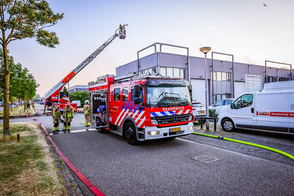 Uitslaande brand in bedrijfsloods