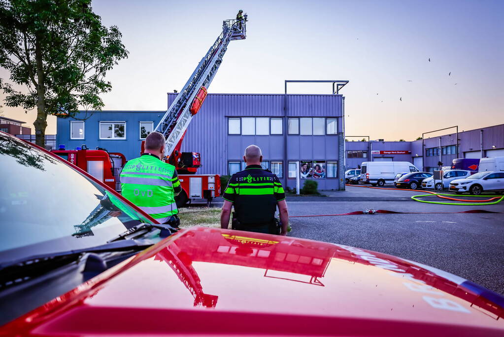 Uitslaande brand in bedrijfsloods