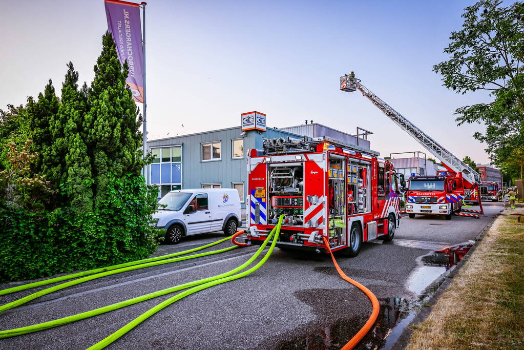 Uitslaande brand in bedrijfsloods