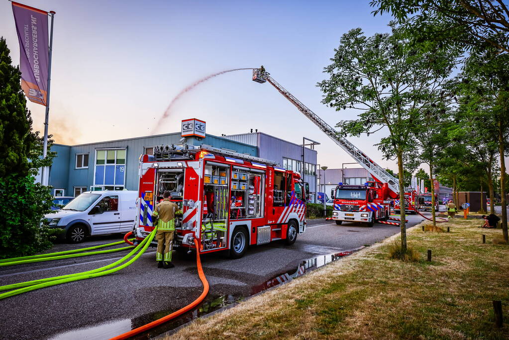 Uitslaande brand in bedrijfsloods