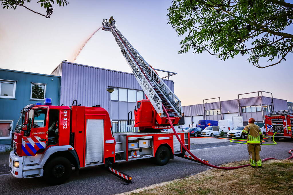 Uitslaande brand in bedrijfsloods