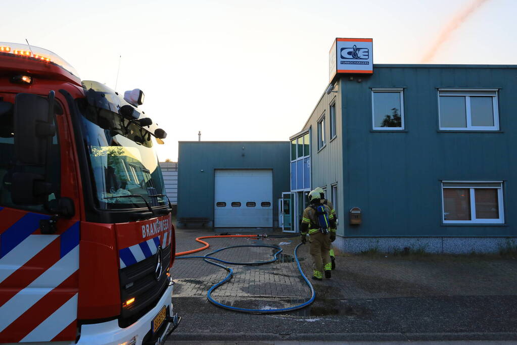 Uitslaande brand in bedrijfsloods