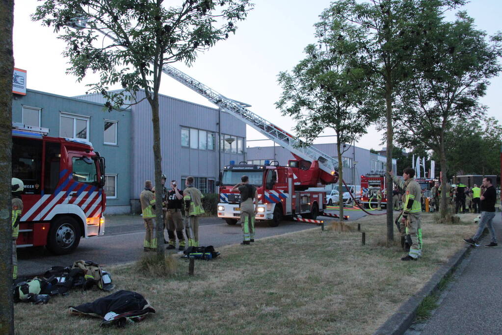 Uitslaande brand in bedrijfsloods