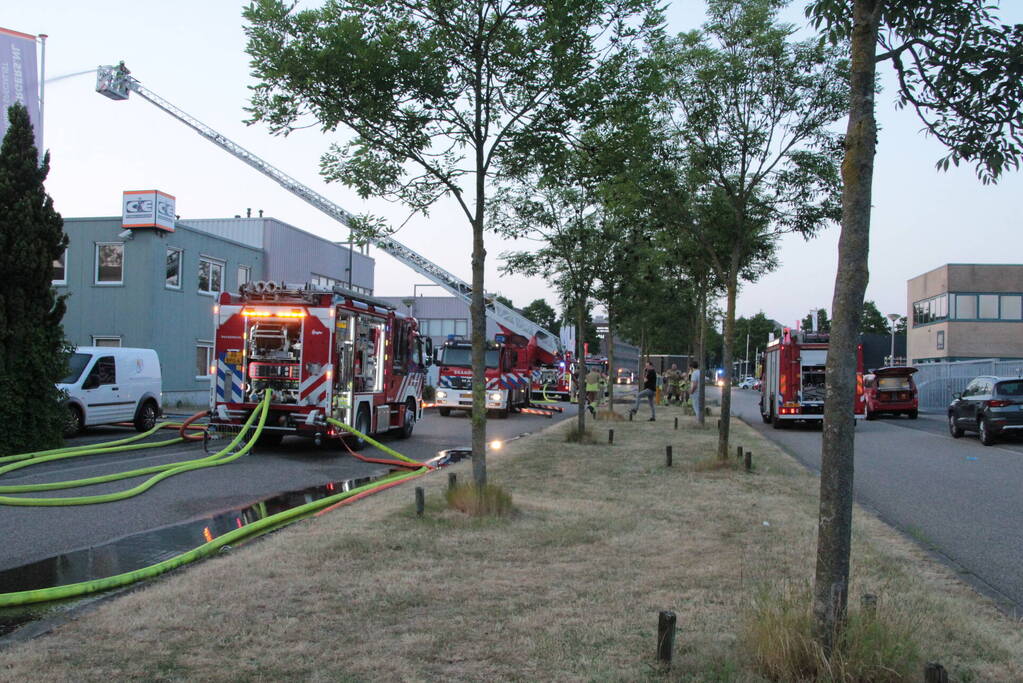 Uitslaande brand in bedrijfsloods