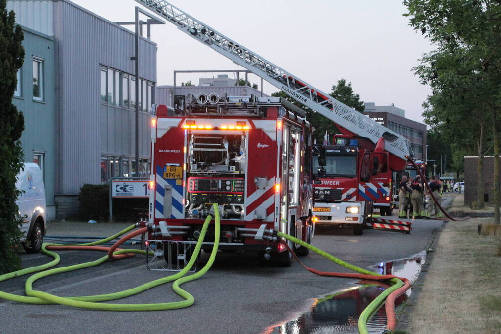 Uitslaande brand in bedrijfsloods