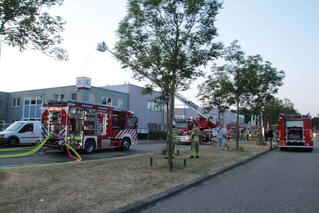 Uitslaande brand in bedrijfsloods