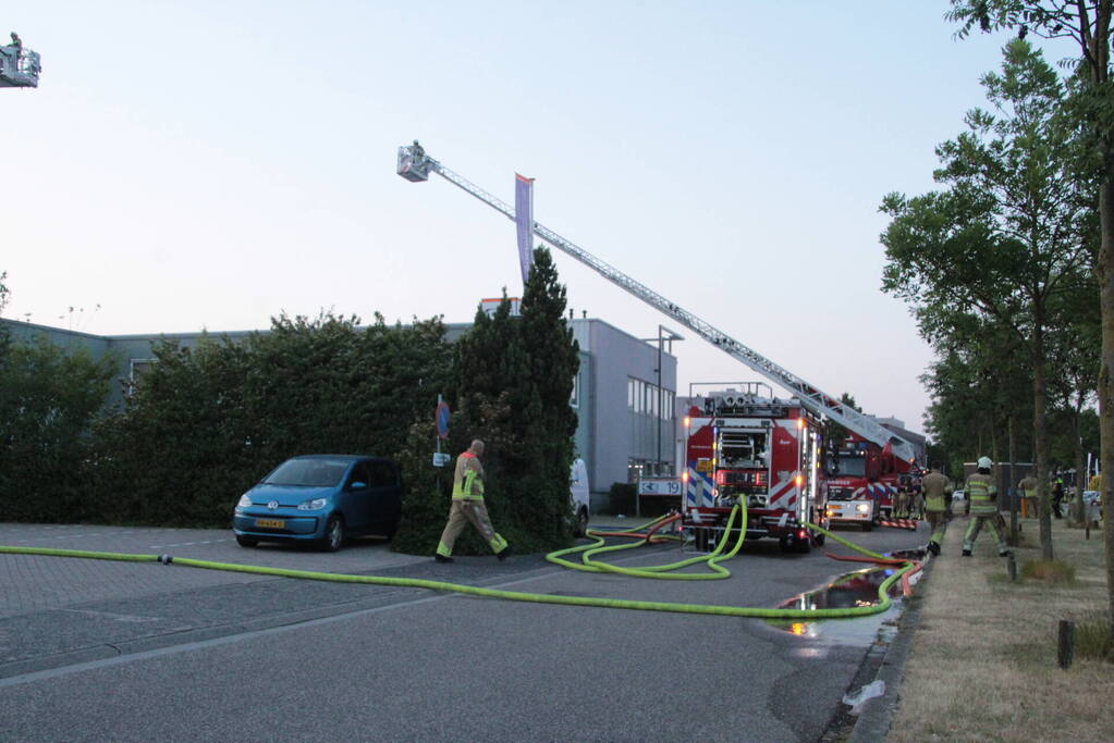 Uitslaande brand in bedrijfsloods