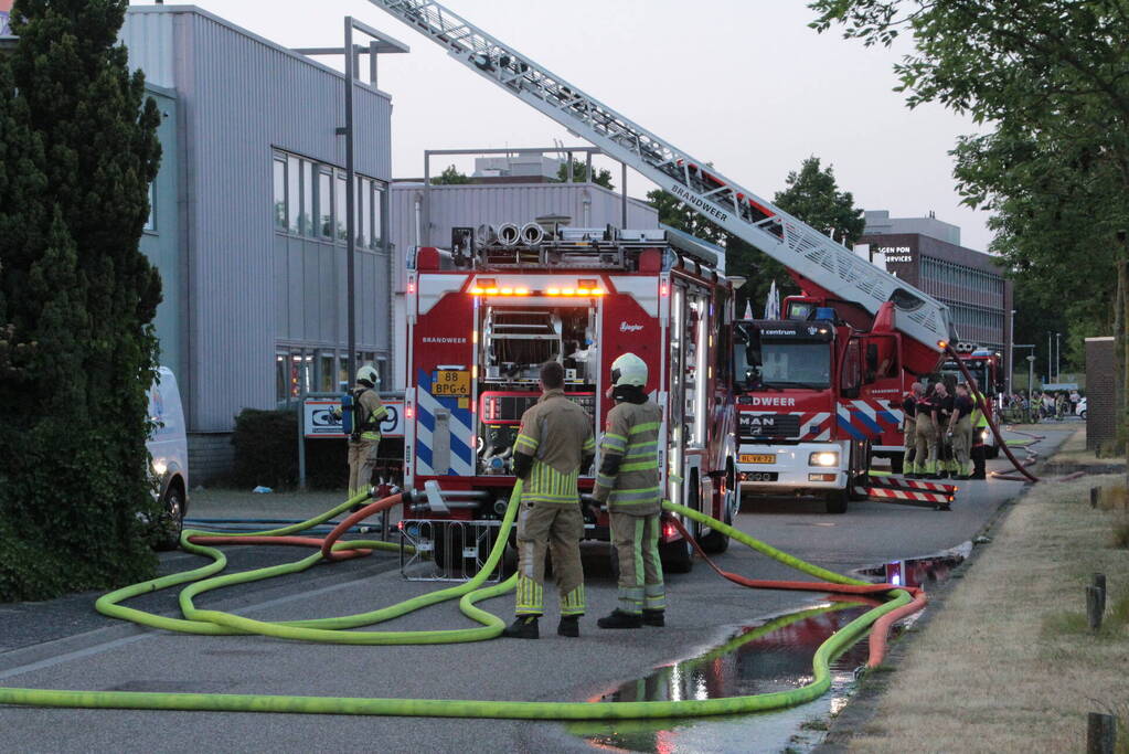 Uitslaande brand in bedrijfsloods