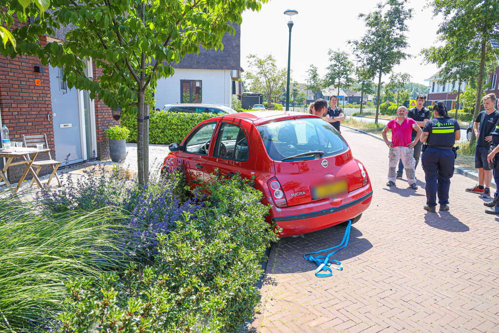 Automobilist raakt stoep en belandt in voortuin