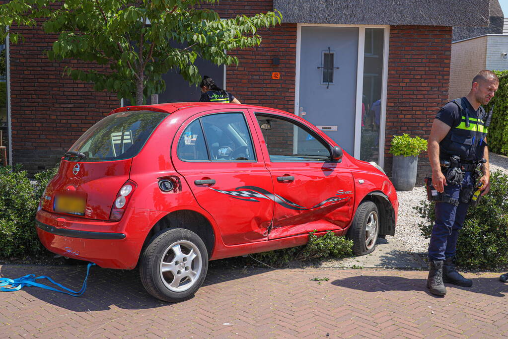 Automobilist raakt stoep en belandt in voortuin