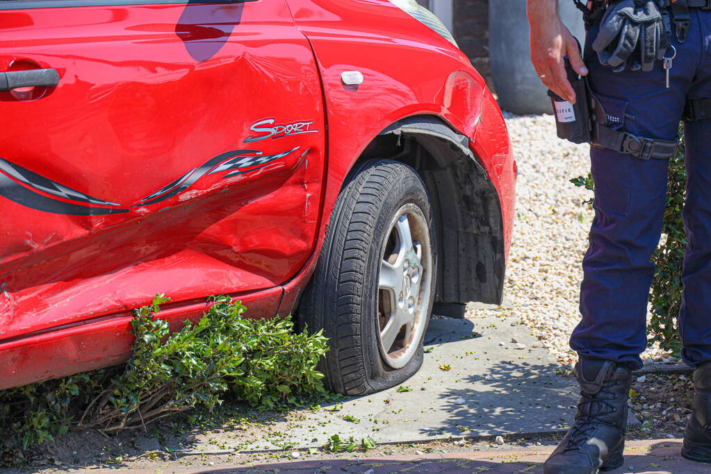 Automobilist raakt stoep en belandt in voortuin