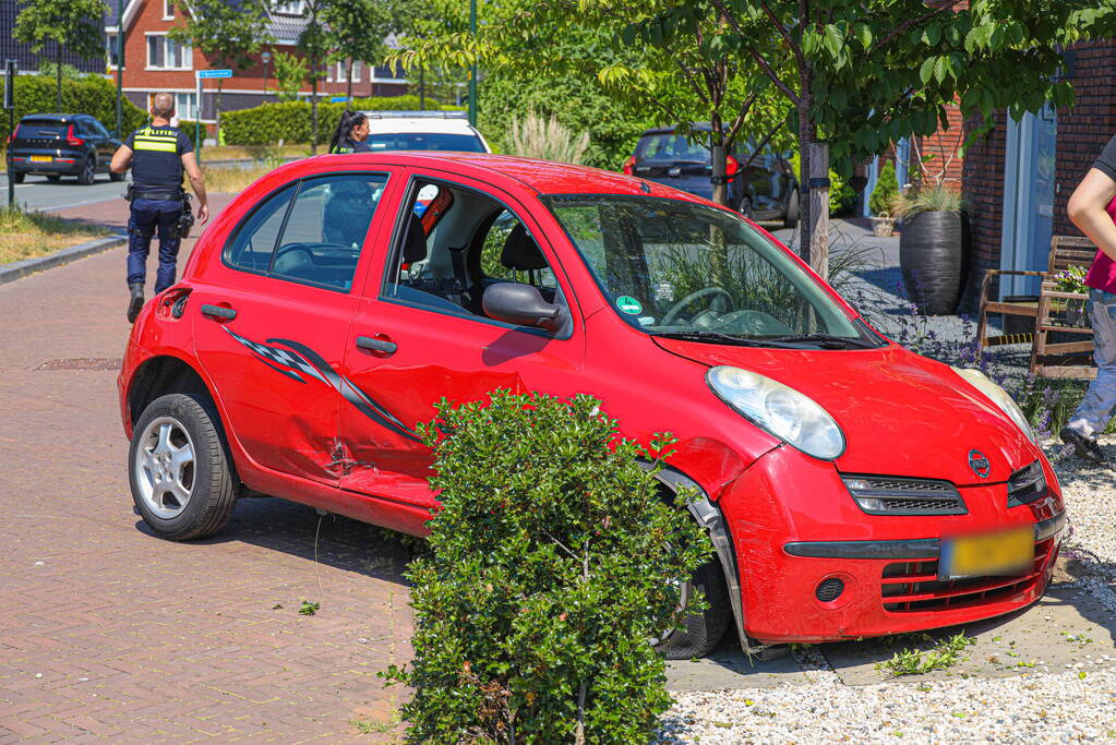 Automobilist raakt stoep en belandt in voortuin