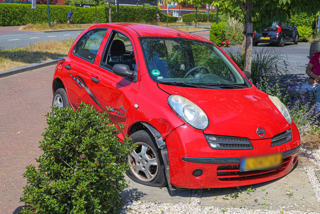 Automobilist raakt stoep en belandt in voortuin