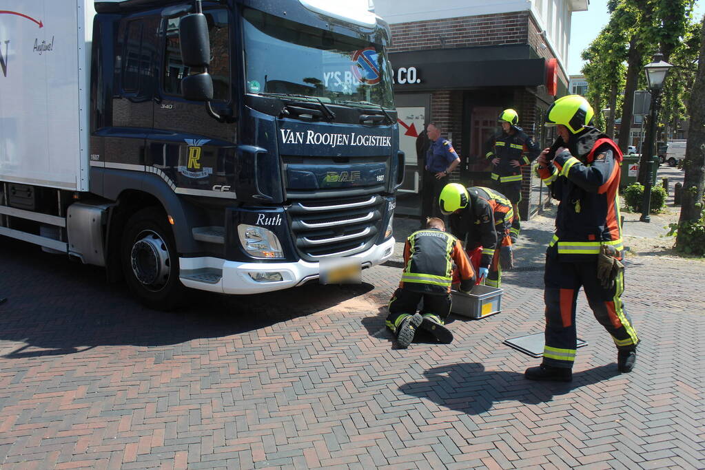 Vrachtwagen verliest grote hoeveelheid dieselolie