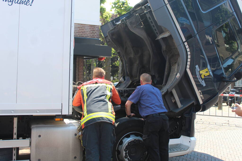 Vrachtwagen verliest grote hoeveelheid dieselolie