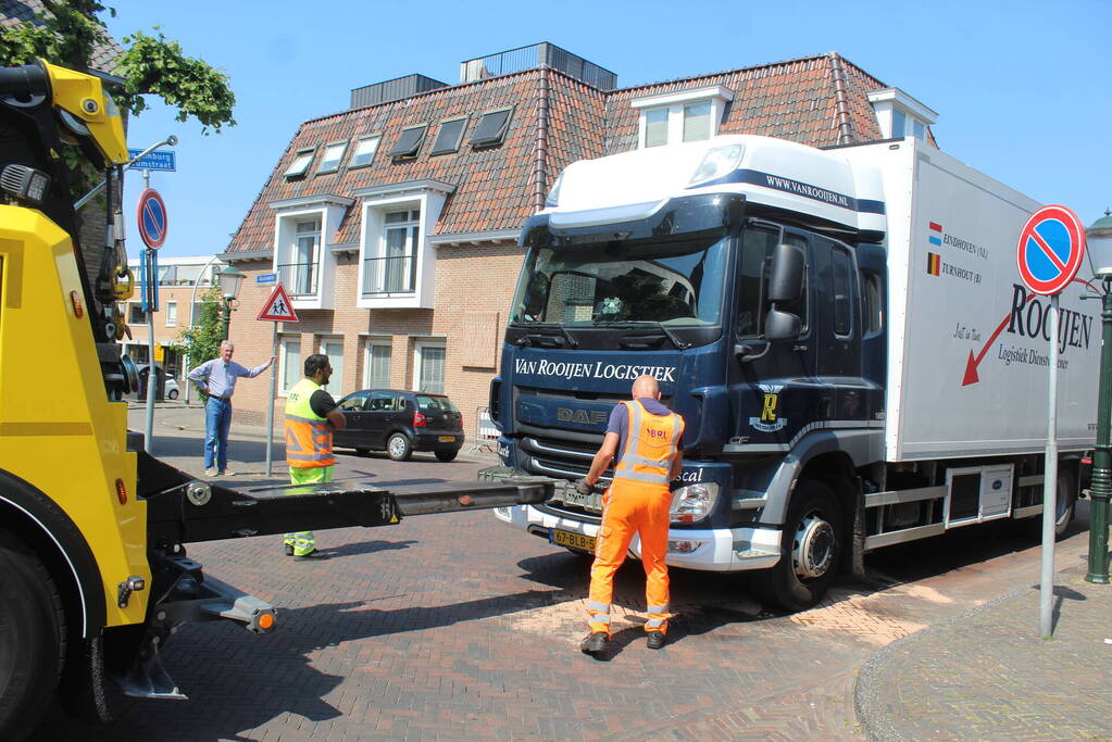 Vrachtwagen verliest grote hoeveelheid dieselolie