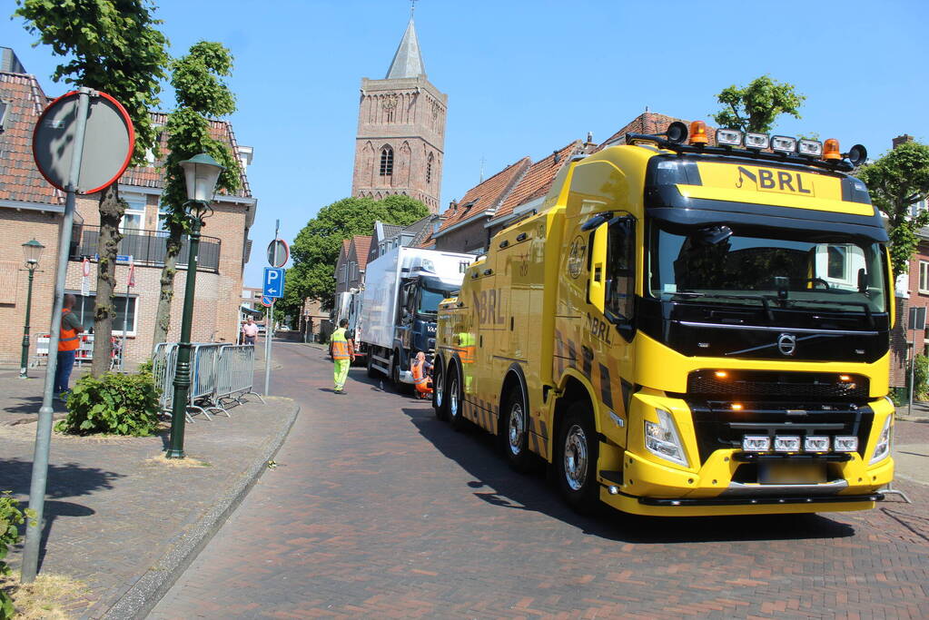 Vrachtwagen verliest grote hoeveelheid dieselolie