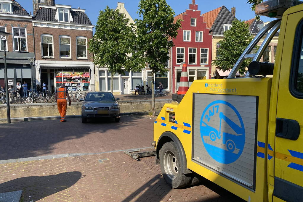 Auto blijft op randje van kade hangen boven gracht