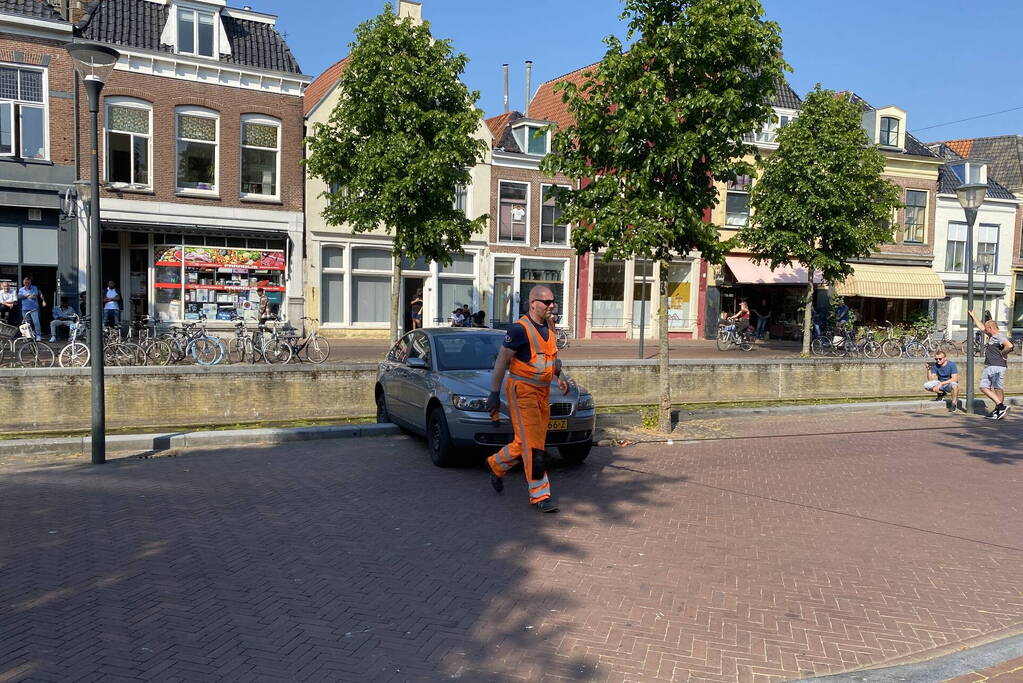 Auto blijft op randje van kade hangen boven gracht