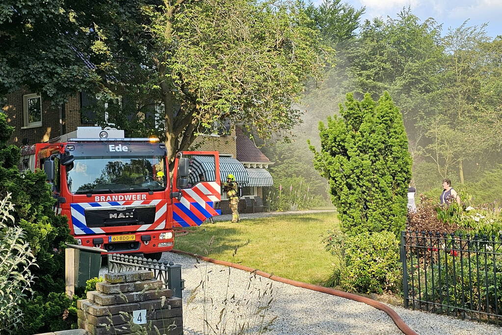 Hevige brand op bovenverdieping van woning