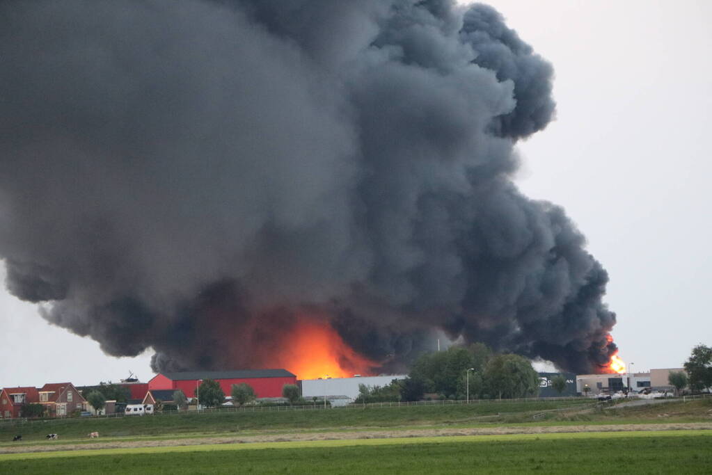 Enorme brand in houthandel