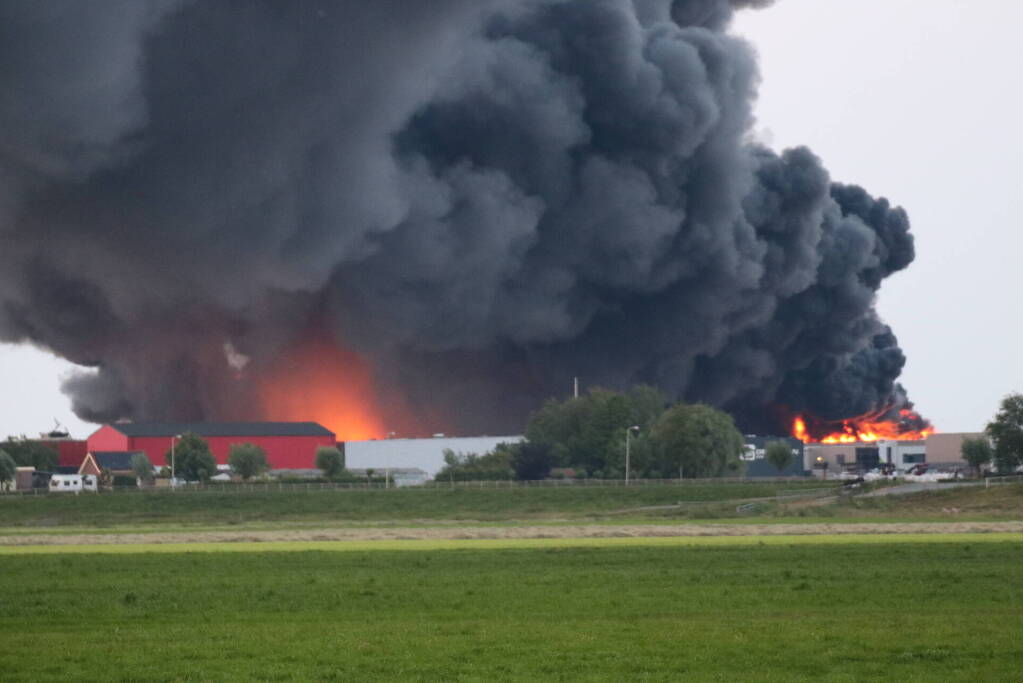 Enorme brand in houthandel