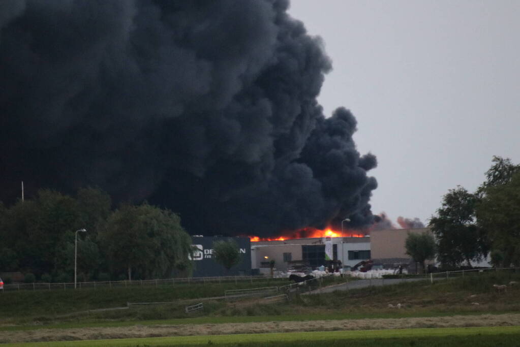 Enorme brand in houthandel