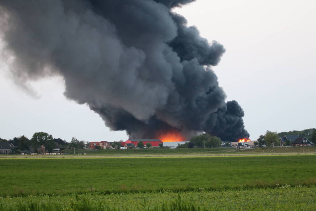 Enorme brand in houthandel