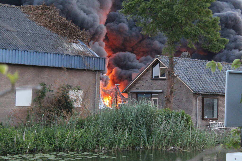 Enorme brand in houthandel