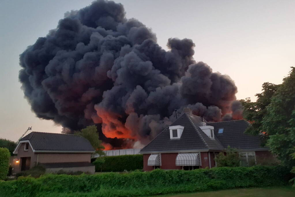 Enorme brand in houthandel