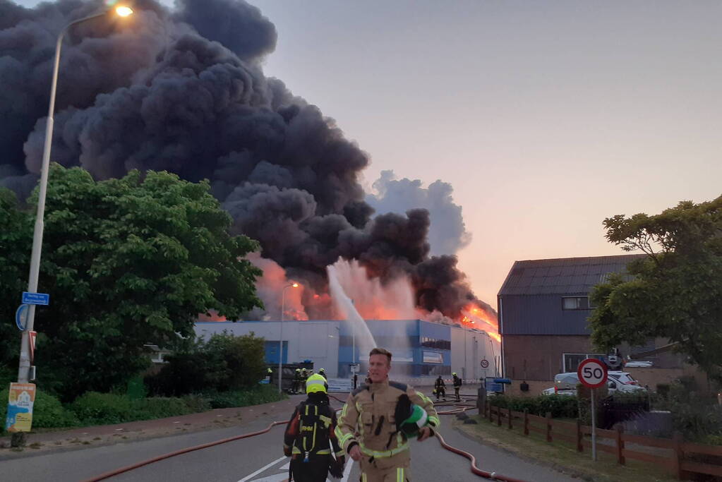 Enorme brand in houthandel