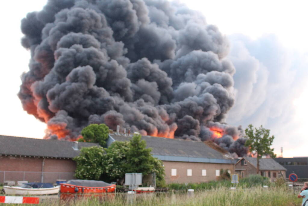 Enorme brand in houthandel