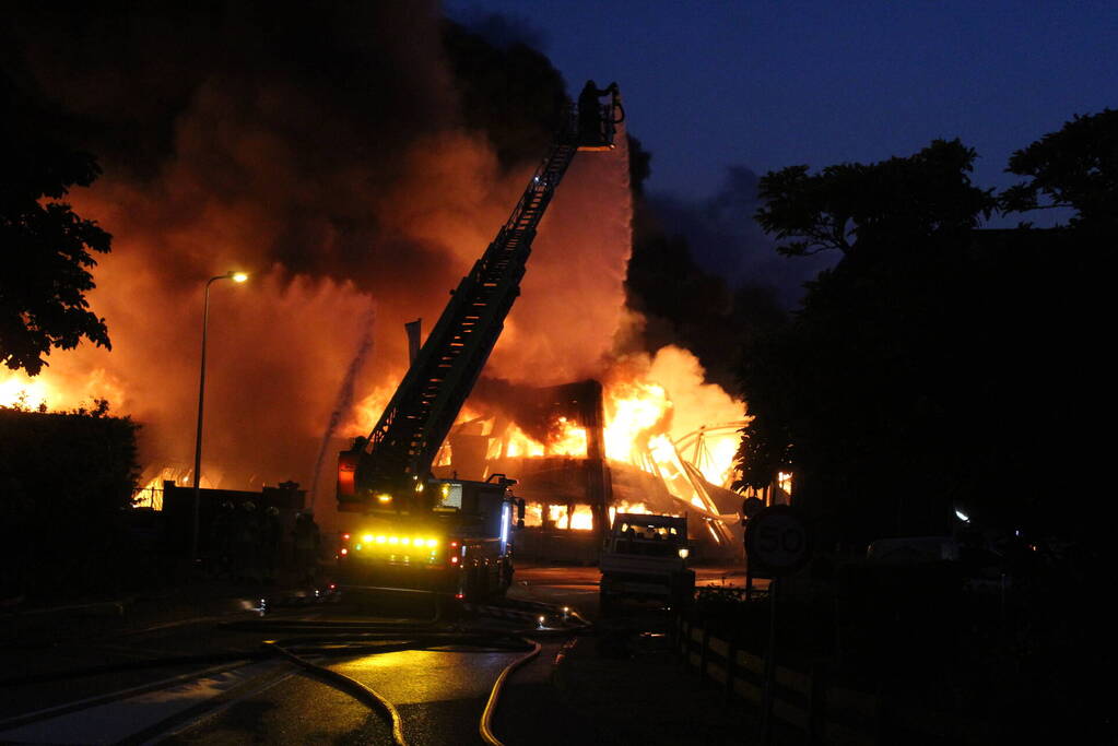 Enorme brand in houthandel